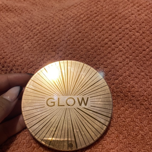 Revolution glow bronzer - Picture 2 of 3
